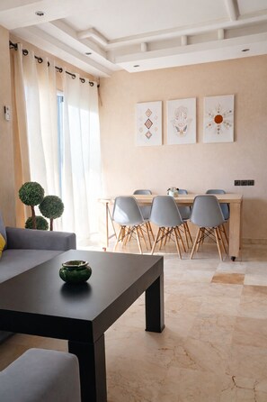 Deluxe-huoneisto, parveke | Sisätilat