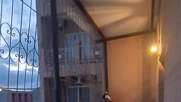 Deluxe-huoneisto, parveke | Ulkoalueet