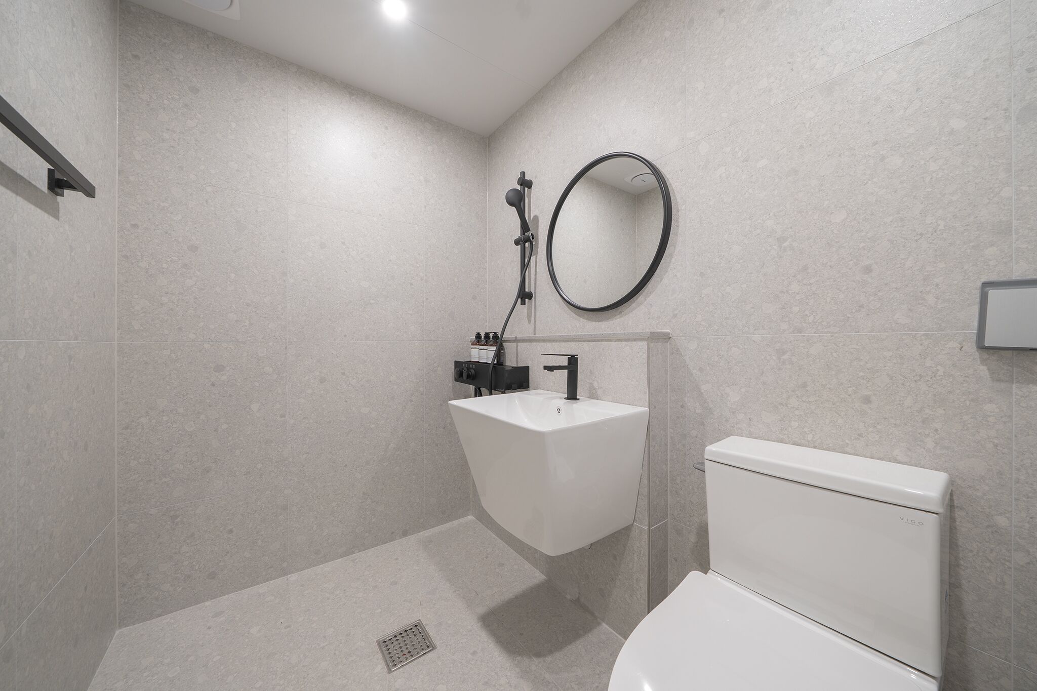 Deluxe B - Massage Chair | Bathroom | Hair dryer, towels, soap, shampoo