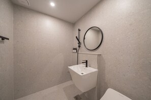 Pengering rambut, handuk, sabun, dan sampo