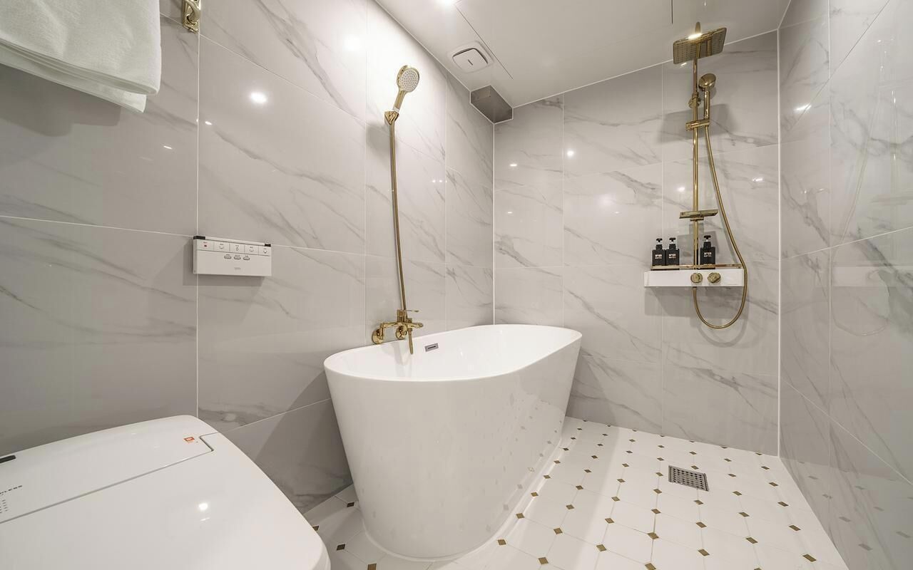 Quarto premium | Banheiro | Secador de cabelo, toalhas de banho, sabonete, shampoo