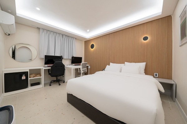 Espacio para trabajar con laptop, wifi gratis y ropa de cama