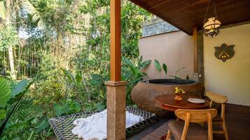 King Room with Spa Bath | Select Comfort beds, in-room safe, desk, laptop workspace