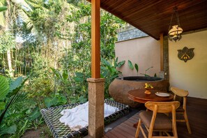 King Room with Spa Bath | Select Comfort beds, in-room safe, desk, laptop workspace - The Compass Rose Ubud (Ubud)