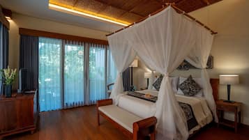 King Room with Spa Bath | Tempat tidur Select Comfort, brankas, dan meja kerja