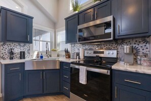Fridge, microwave, oven, stovetop - Bluemoon Retreat - Tiny Home 115 (Fredericksburg)