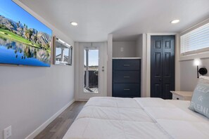 2 bedrooms, iron/ironing board, WiFi, bed sheets - Bluemoon Retreat - Tiny Home 115 (Fredericksburg)