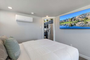 2 bedrooms, iron/ironing board, WiFi, bed sheets - Bluemoon Retreat - Tiny Home 115 (Fredericksburg)