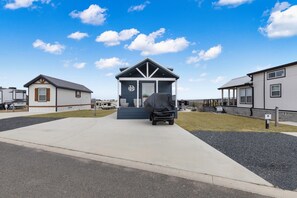 Exterior - Bluemoon Retreat - Tiny Home 115 (Fredericksburg)