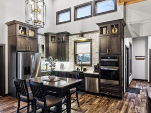 Réfrigérateur, four à micro-ondes, un four, surface de cuisson