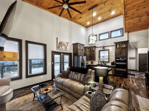 Téléviseur connecté, foyer, table de baby-foot