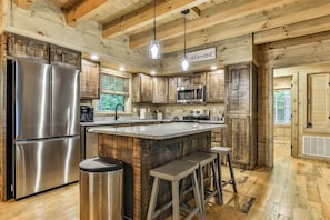 Fridge, microwave, oven, stovetop - Knotty by Nature | Cherry Log Mountain Cabin (Blue Ridge)