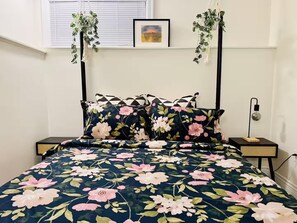 1 bedroom, desk, iron/ironing board, travel cot - Entire guest suite in Delta, Canada, Cozy & Stylish 1BR Perfect for Getaways (Delta)