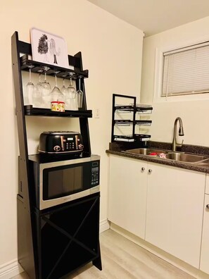 Fridge, microwave, oven, stovetop - Entire guest suite in Delta, Canada, Cozy & Stylish 1BR Perfect for Getaways (Delta)