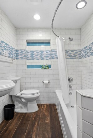 Douche, sèche-cheveux, serviettes fournies