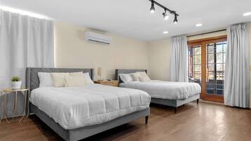 Travel crib, free WiFi, bed sheets