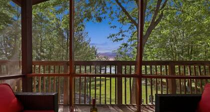 Lakefront Hot Tub Retreat • Gig WiFi • 75” TV • Dock • Sleeps 16