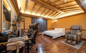 Escritorio, espacio para trabajar con laptop y cortinas blackout 