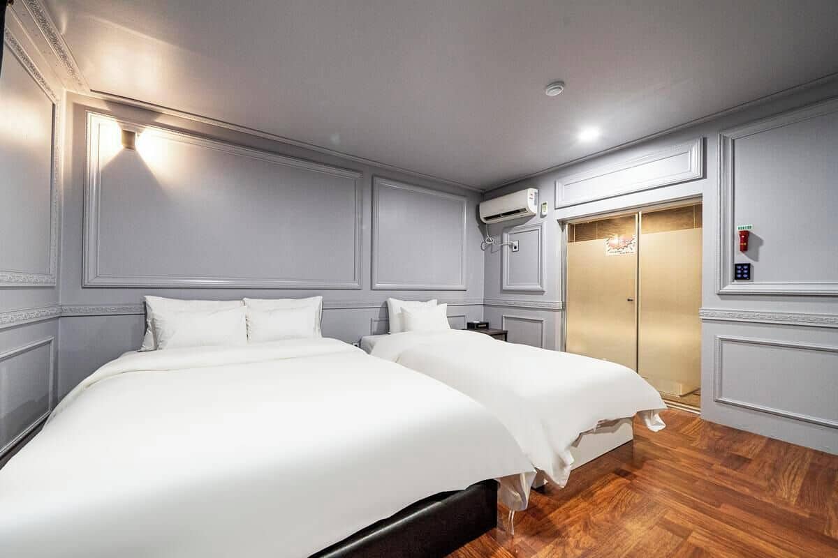 Business Room | Free WiFi