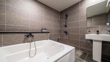 Comfort tweepersoonskamer | Badkamer | Gratis toiletartikelen, een haardroger, pantoffels, handdoeken