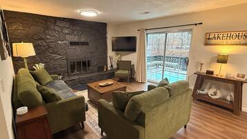 Een smart-tv, een open haard en een stereo