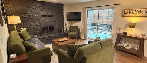 Smart TV, fireplace, stereo