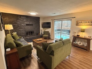 Smart TV, fireplace, stereo