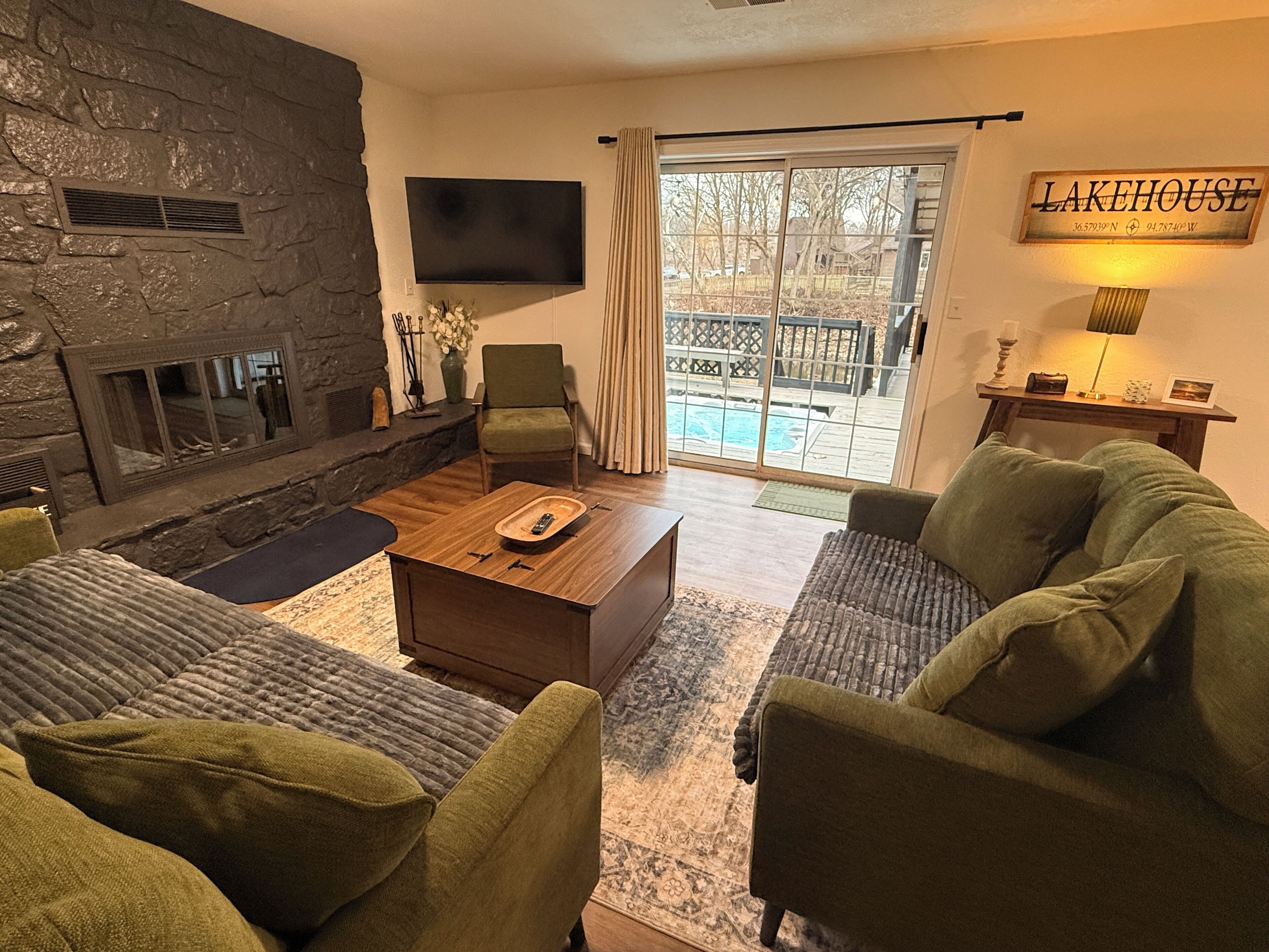 Een smart-tv, een open haard en een stereo