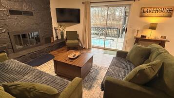 Een smart-tv, een open haard en een stereo