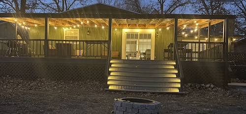 Honeycreek Hideaway Lakefront Hot Tub Retreat Near Boat Ramp on Grand Lake OK!