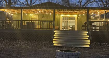 Honeycreek Hideaway Lakefront Hot Tub Retreat Near Boat Ramp on Grand Lake OK!