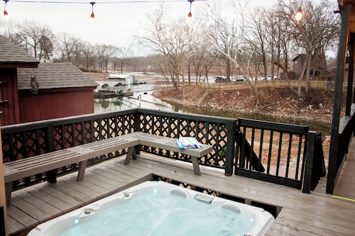 Honeycreek Hideaway Lakefront Hot Tub Retreat Near Boat Ramp on Grand Lake OK!