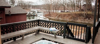 Honeycreek Hideaway Lakefront Hot Tub Retreat Near Boat Ramp on Grand Lake OK!