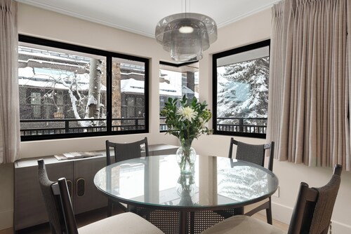 Ski-In Aspen Retreat Next To Lift 1A with Fireplace & Walkable Downtown Access