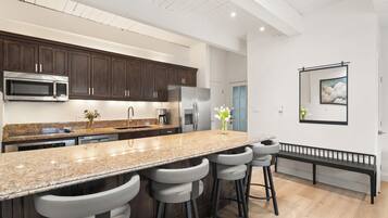 Coffee/tea maker, fridge, microwave, oven