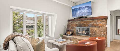 Televisión y chimenea