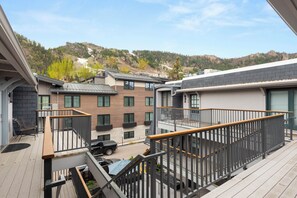 Property grounds - Top-Floor Aspen Condo One Block from Gondola with A/C, Fireplace & Mountain Views (Aspen)