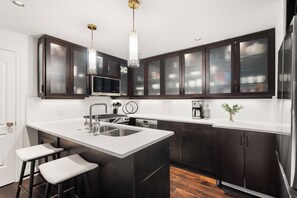 Fridge, microwave, oven, stovetop - Fasching Haus Condo with Heated Pool, Hot Tub, Fitness Center, Steps to Gondola (Aspen)