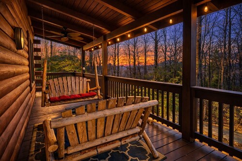 Thunderbolt Cabin in Rumbling Bald at Lake Lure! Bar Area with Pool Table! Views