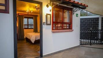 Habitación doble exclusiva, vista a la ciudad | Caja de seguridad en la habitación y tabla de planchar con plancha
