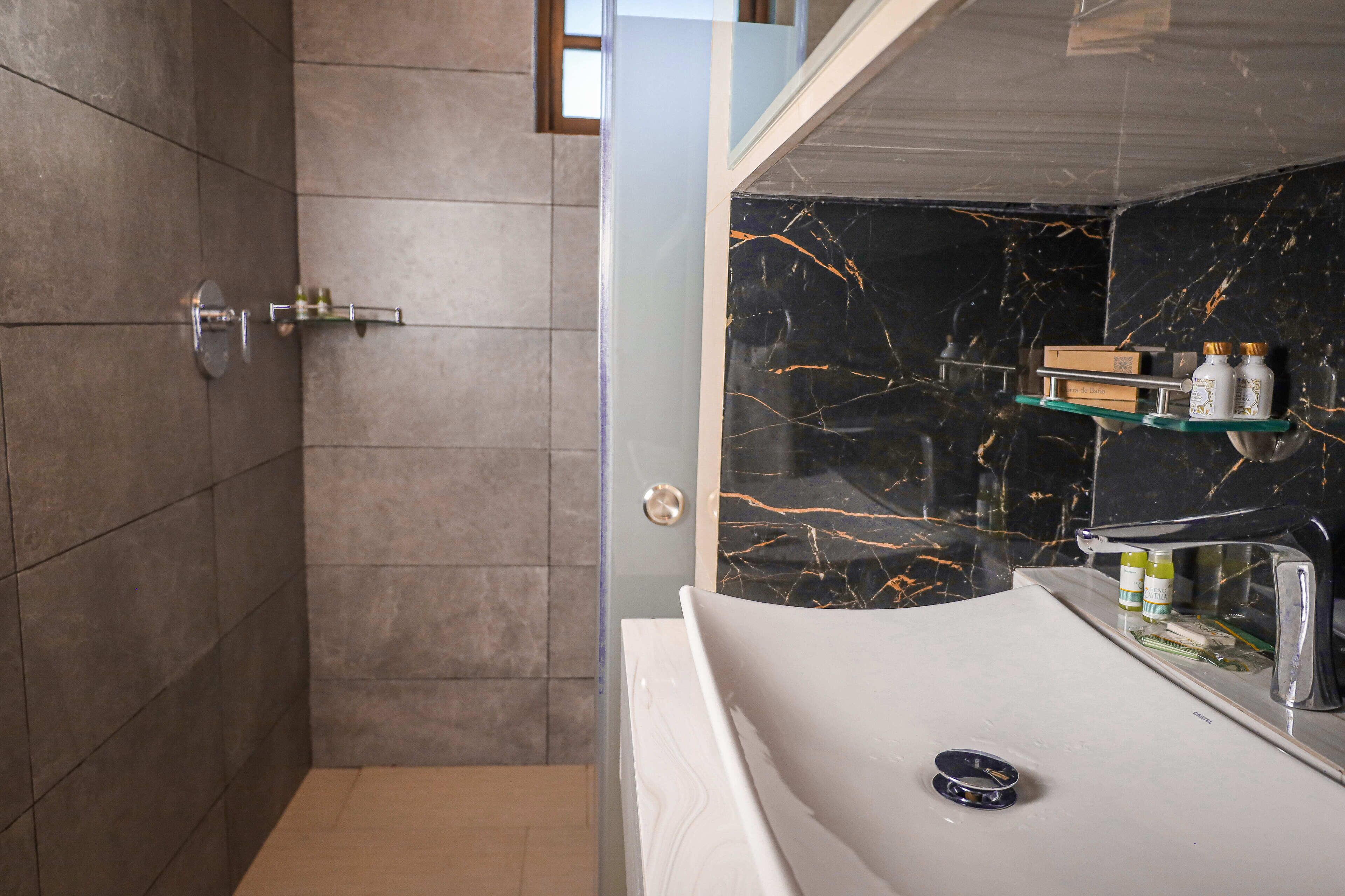 Neljän hengen exclusive-huone | Kylpyhuone | Suihku, hiustenkuivaaja, pyyhkeet