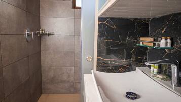 Exclusive Quadruple Room | Bathroom | Shower, hair dryer, towels