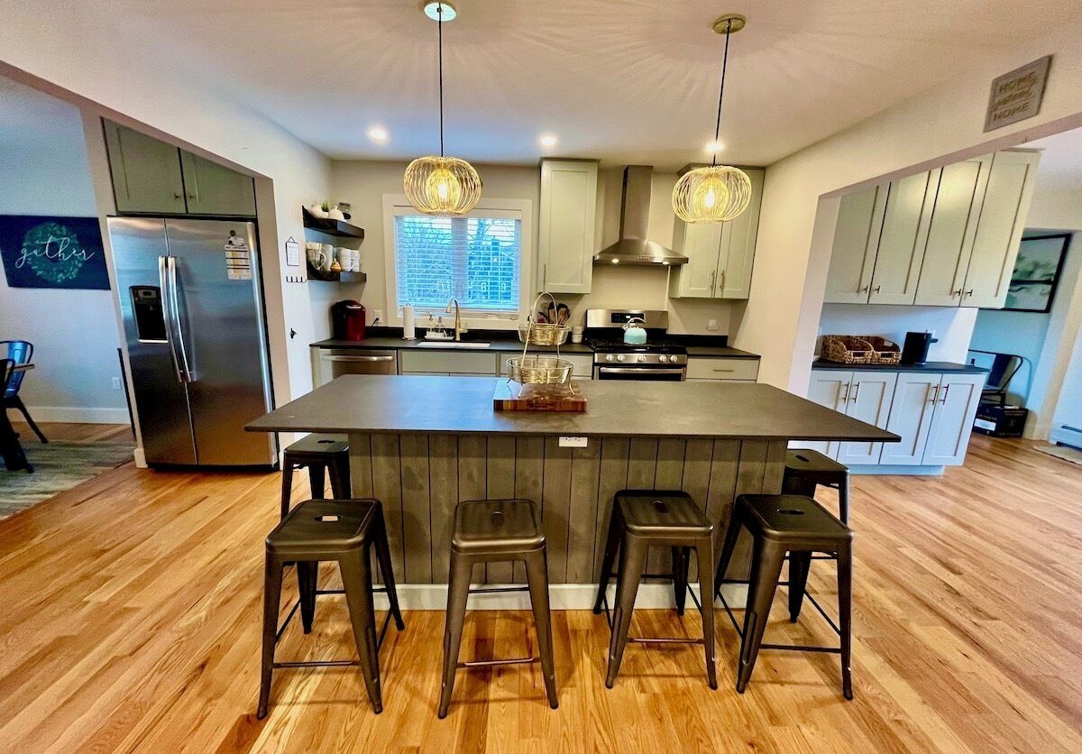 Jääkaappi, mikroaaltouuni, liesi, astianpesukone