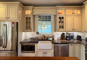 Jääkaappi, mikroaaltouuni, uuni, liesi