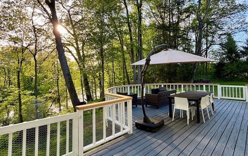River Views, Mini Gym, Deck + Fire Pit, Sleeps 8