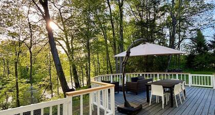 River Views, Mini Gym, Deck + Fire Pit, Sleeps 8