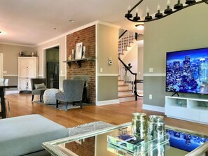 Älytelevisio, takka, kirjoja, työhuone