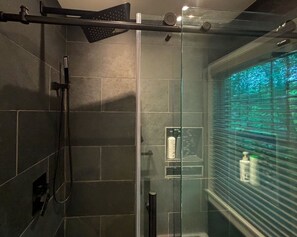 Shower, hair dryer, towels - River Views, Mini Gym, Deck + Fire Pit, Sleeps 8 (Sheffield)