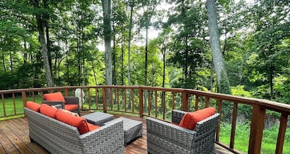 River Views, Mini Gym, Deck + Fire Pit, Sleeps 8