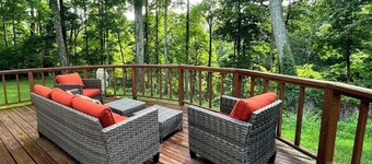 River Views, Mini Gym, Deck + Fire Pit, Sleeps 8